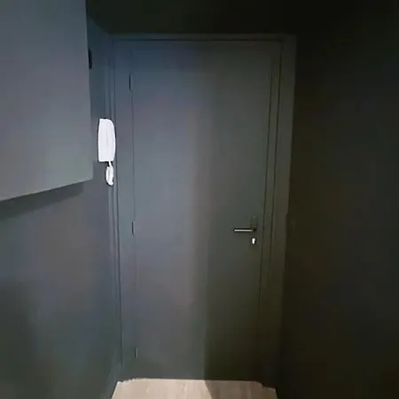 Fully Renovated For 2 شقة *