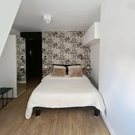 Fully Renovated For 2 Apartment *